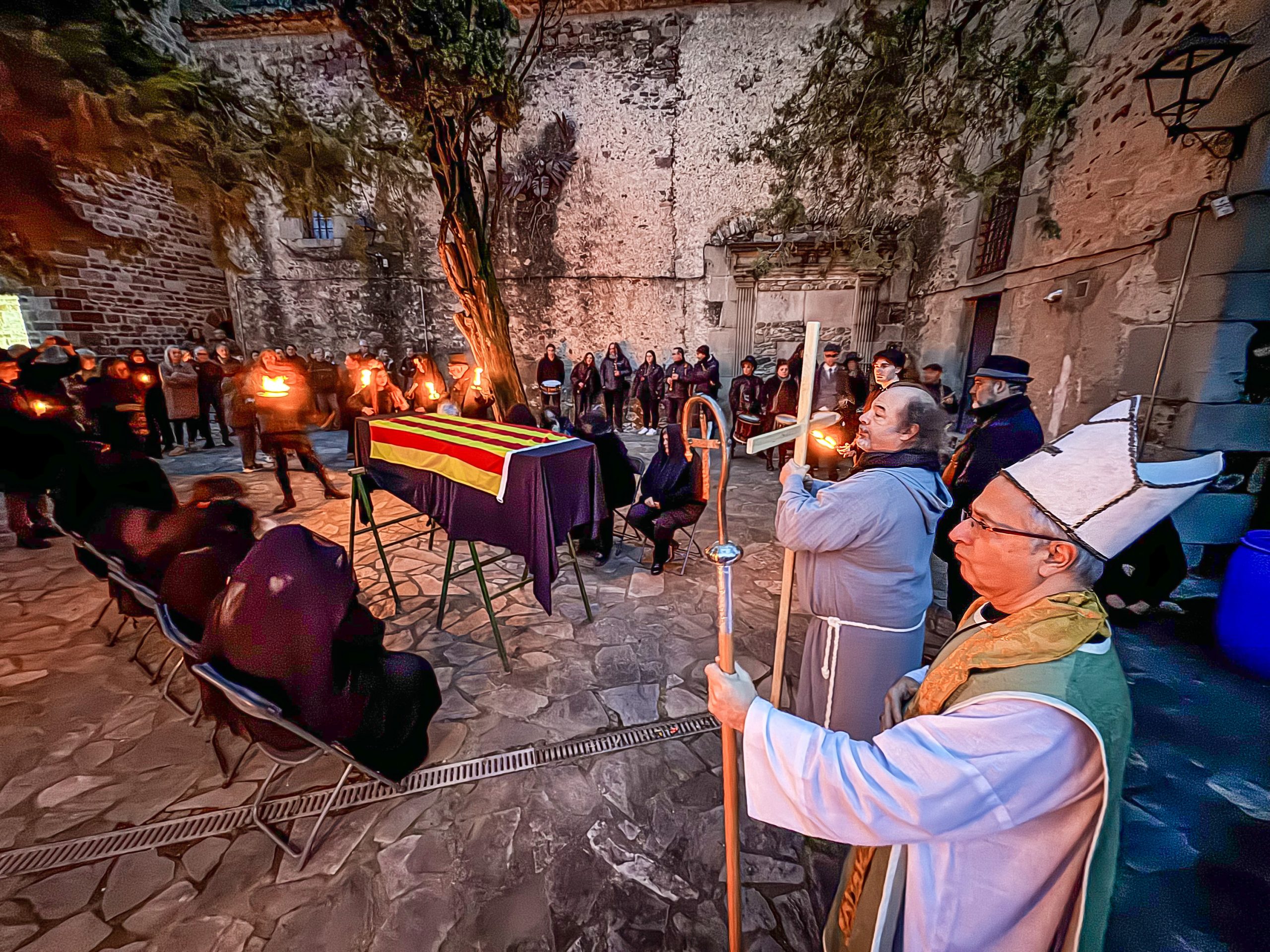 Un dels moments de la ruta teatralitzada pels cementiris de Sant Pere que es va fer diumenge passat