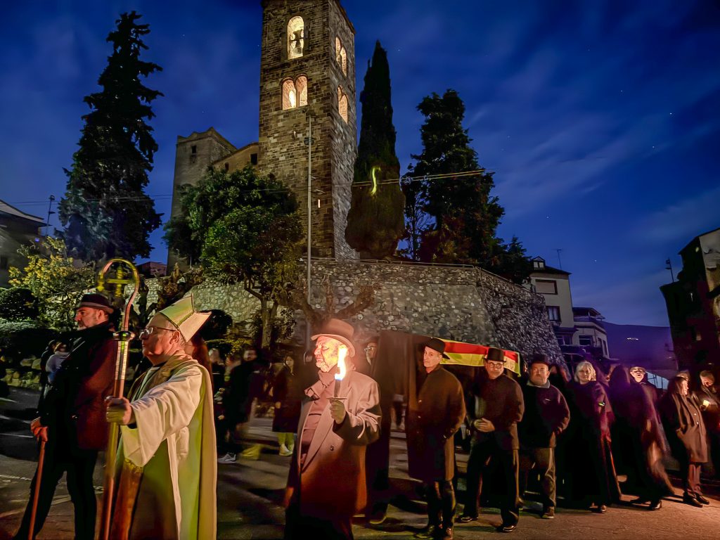 El pas de la ruta teatrealitzada per la Torre Roja