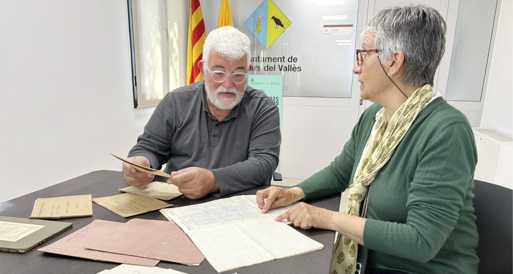L'acte d'entregada de la documentació amb l'alcalde Martí Pujol
