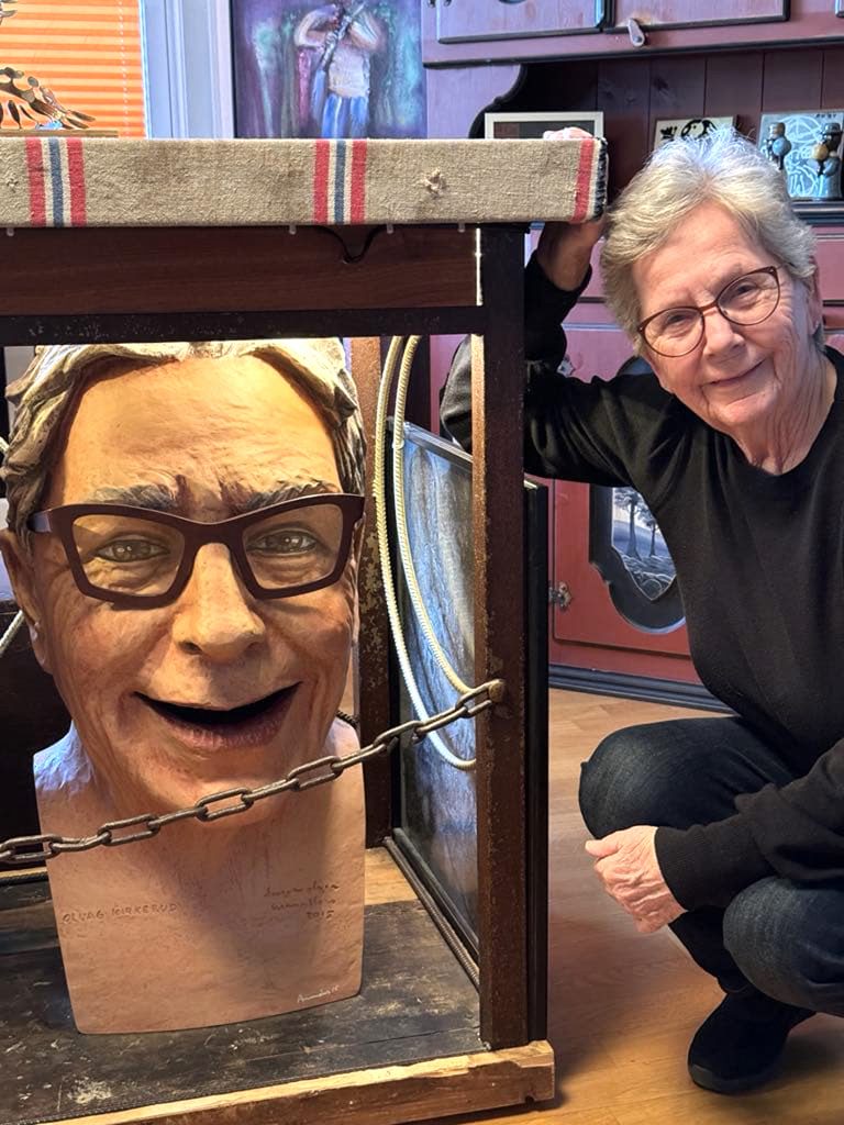 Olaug Kirkerud amb els seus capgrossos, obra de Ramon Aumedes