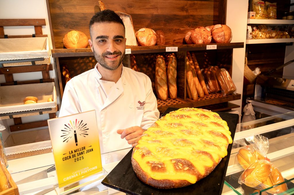 Carles Rovira, de la Fleca Rovira, amb la coca de crema i pinyons guanyadora