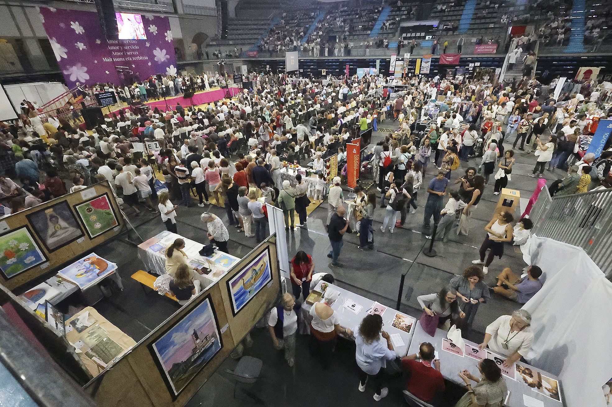 La pista del Palau d'Esports dimecres al migdia, plena de gent d'arreu meditant, a les paradetes o esperant per rebre l'abrçada de l'Amma