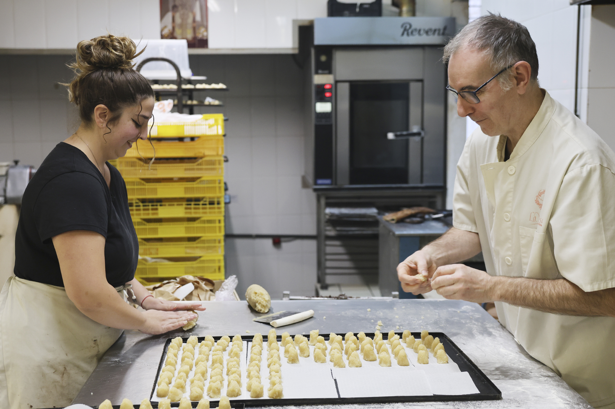 Xavier Baucells, de la pastisseria La Vienesa de la Garriga, prepara panellets a l’obrador
