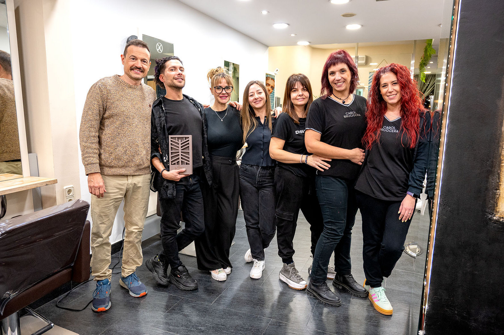 Jacint Carol, a l’esquerra, amb els treballadors del saló de la plaça Perpinyà