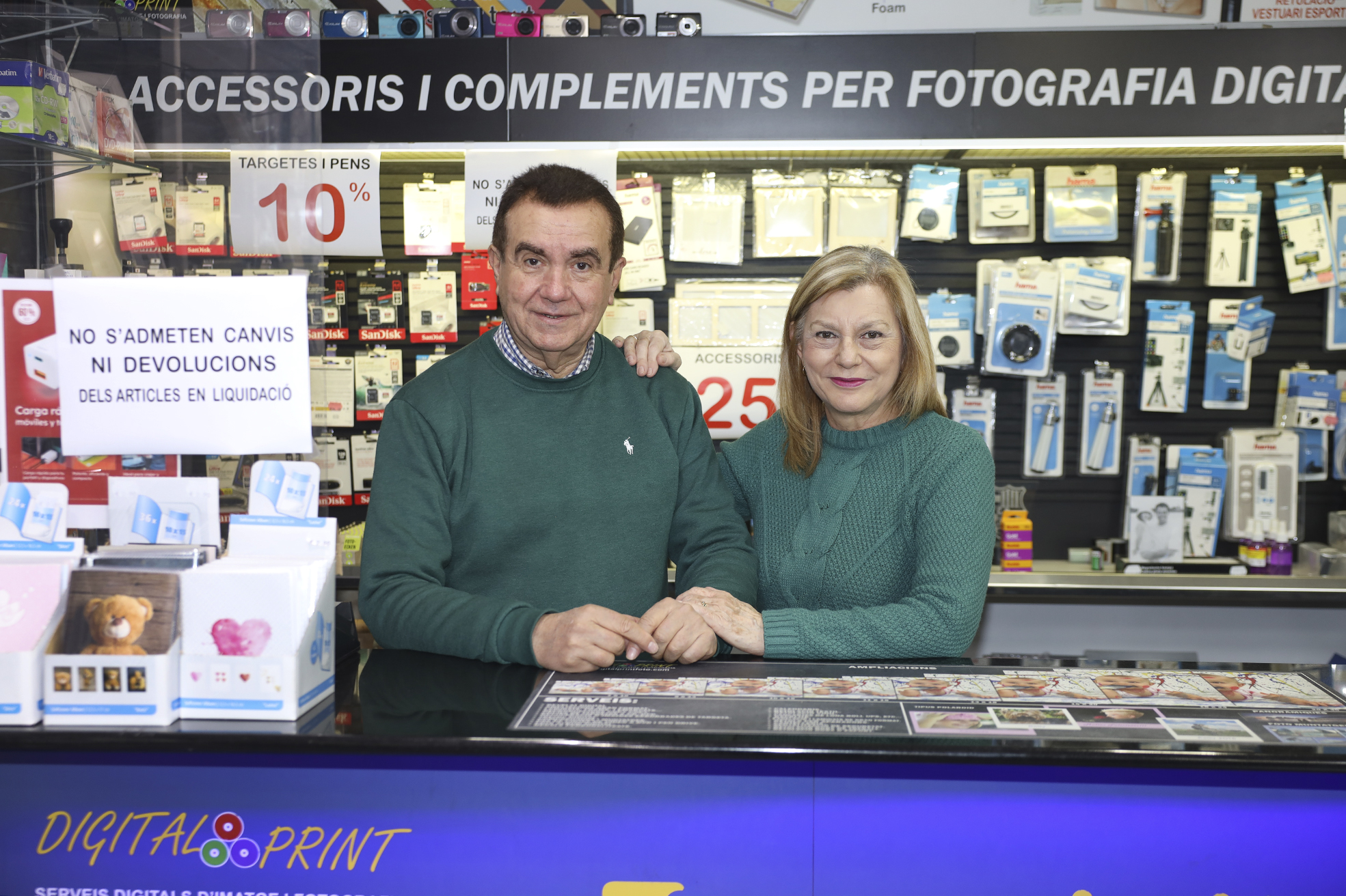 Francesc Calvo i Carme Tostado abaixen la persiana de Digital Print aquest dissabte, després de 43 anys