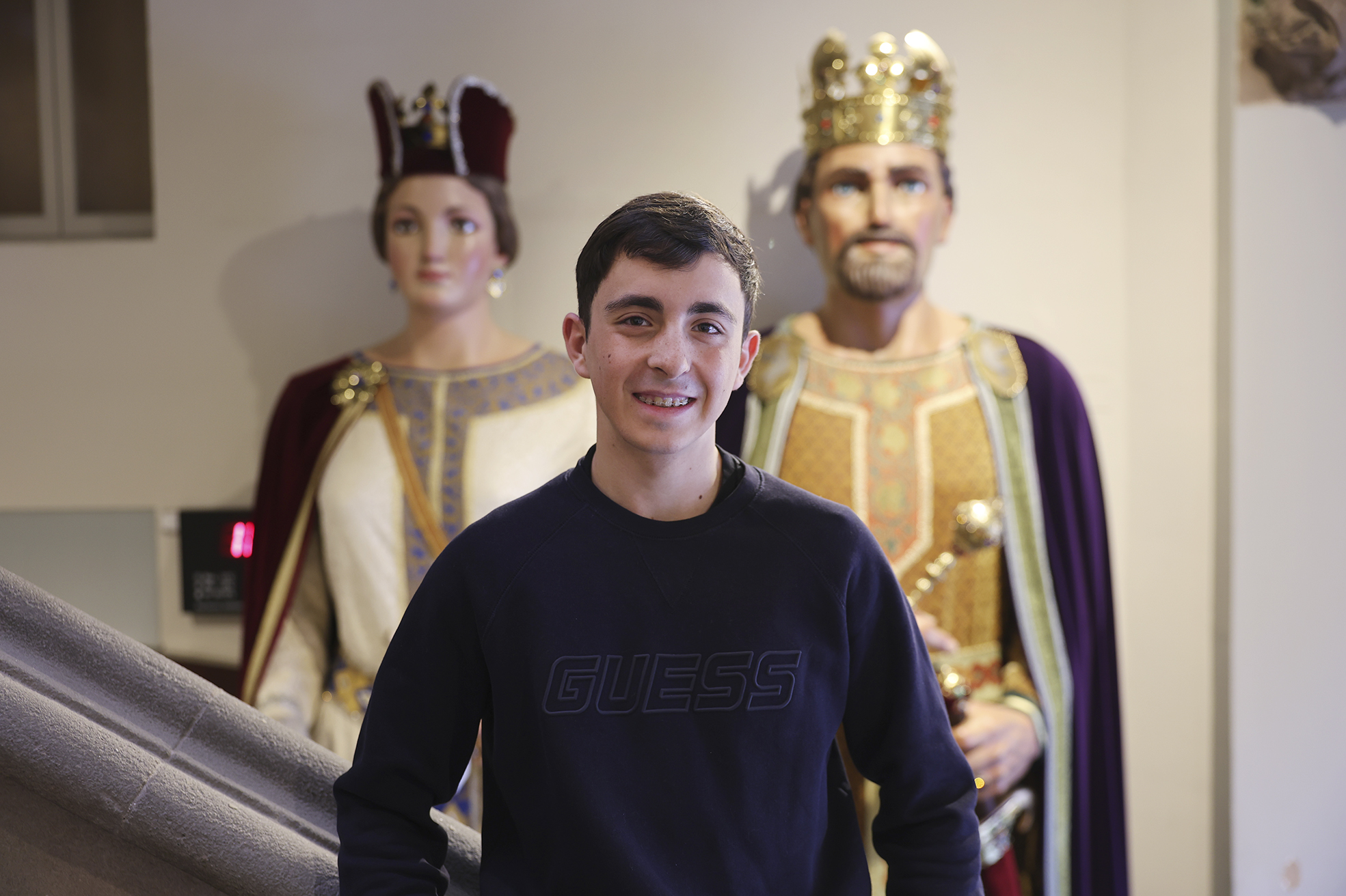 Adrià López amb els gegants grossos de la ciutat, l’Esteve i la Plàcida, al vestíbul de l’ajuntament